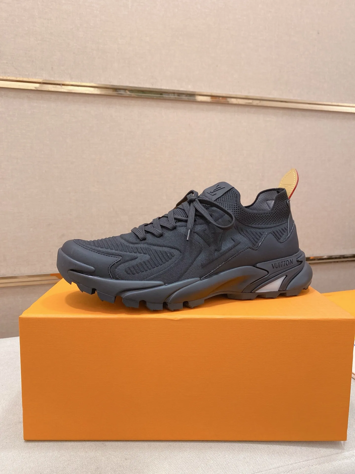 Men's Men's Shoes💰: 620💰The high version of the LV Runner Tatic sneakers are made of a whole piece of technical knitting to create an easy-to-take-on design, and are trimmed with cow leather to outline the upper. The LV logo on the side creates a dynamic feel among the textures, and the leather back strap is shaped like the handle fasteners in the Louis Vuitton leather goods collection. Mixed materials Laces Louis Vuitton accents Rubber outsole with Vuitton logo Size 39-44 Customizable 38.45.46
